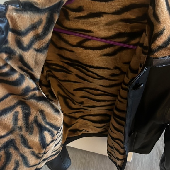 Selling my Italian leather jacket with leopard lining - Picture 3 of 4